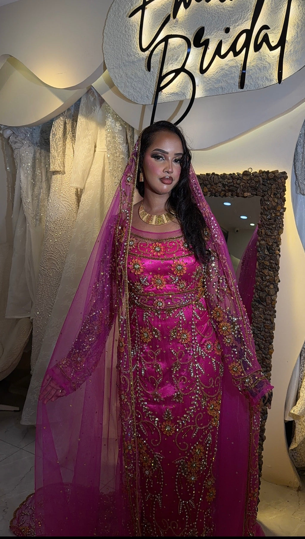 Hot pink cayni bridal diraac - Rent